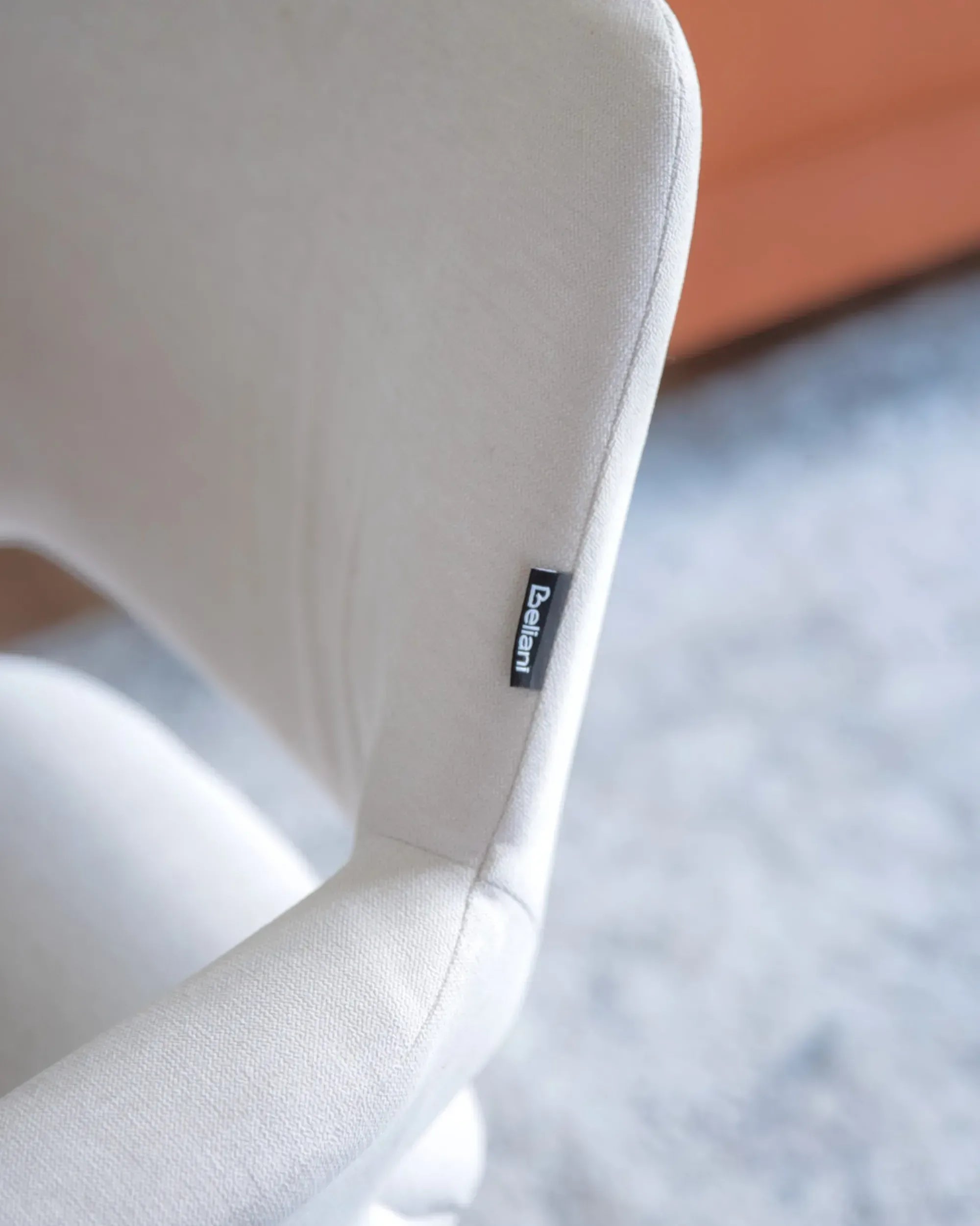Lot de 2 chaises de salle à manger en tissu écru avec accoudoirs