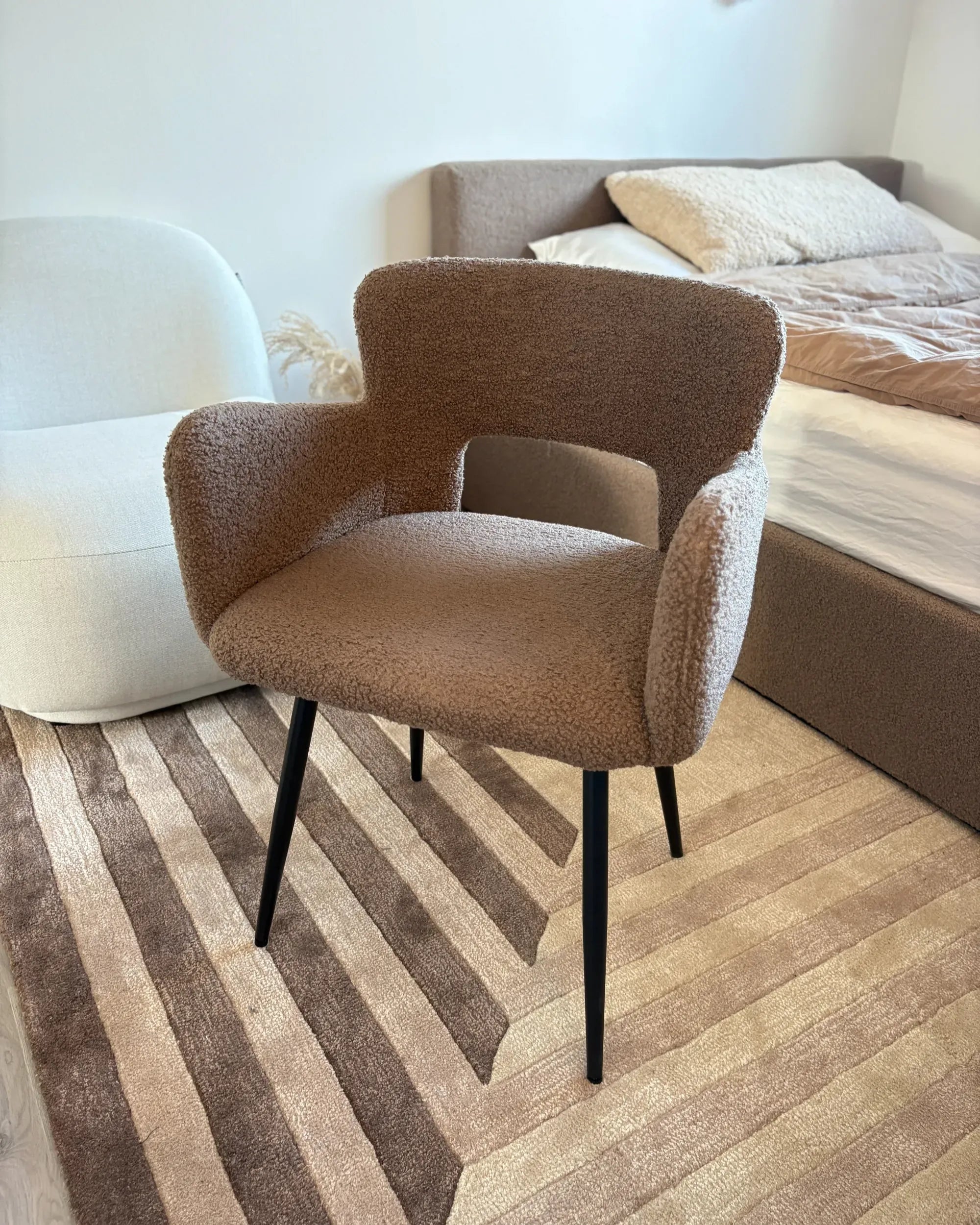 Lot de 2 chaises de salle à manger en bouclé marron